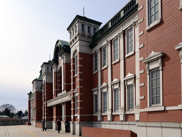 深谷駅がライトアップで一夜限定藍色に 命日に渋沢栄一しのび、献花も - 熊谷経済新聞