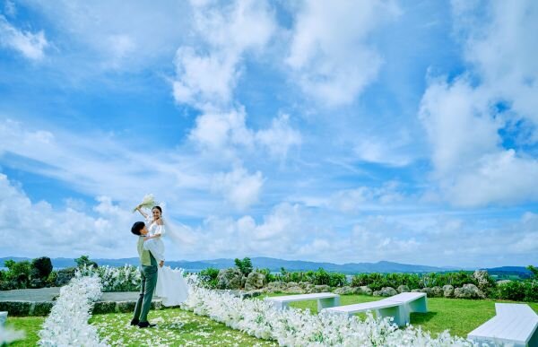 グリーンとお花いっぱいに囲まれて行う 海外のガーデンウエディングスタイル