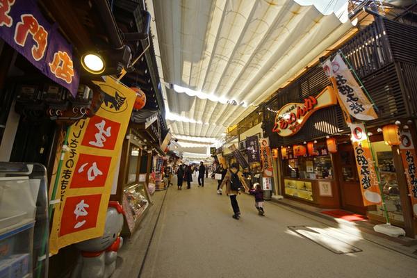宮島表参道商店街宮島観光の定番スポット「宮島表参道商店街」🐾🍁 焼きたてのもみじ饅頭、香ばしい牡蠣串 さっぱりレモンスカッシュ🍋歩くだけでワクワクしますよね🎶 「以前行ったことがある！」という方も 新しいお店や季節限定の味に出会えるかも
