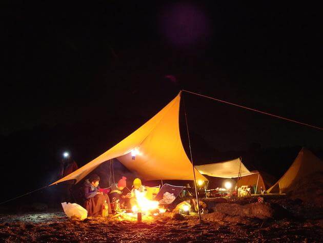 秘密の野営地での焼肉デイキャンプ