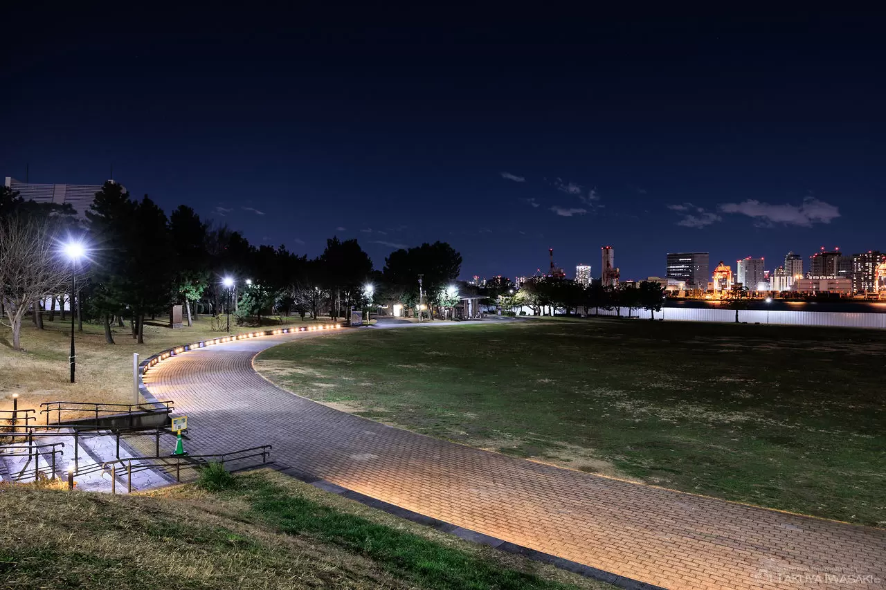 台場駅及び駐車場から潮風公園へ: お台場潮風公園 ガンダム30周年プロジェクト 等身大ガンダム