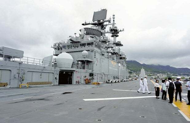 大阪南港に米国大型揚陸艦現る！！！ wander -