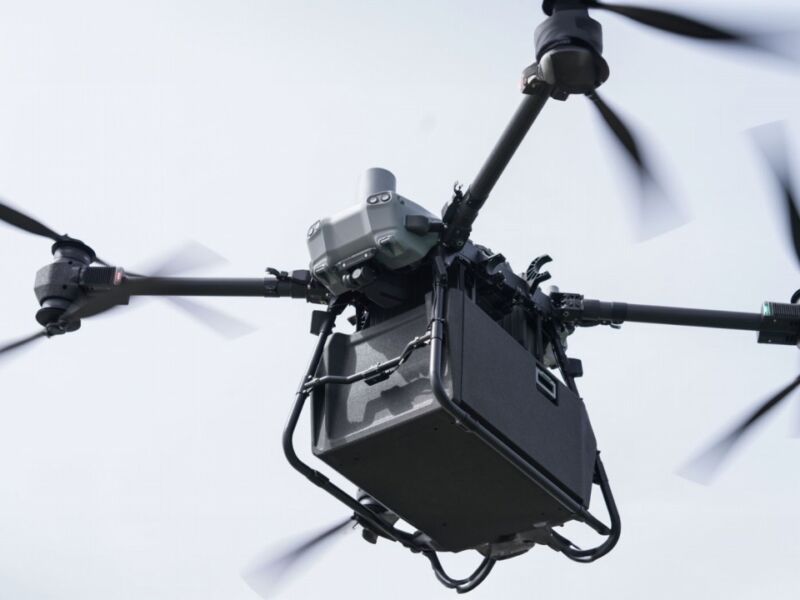 54個のローターで人間を乗せて飛ぶ自作ドローン「The Swarm」 -