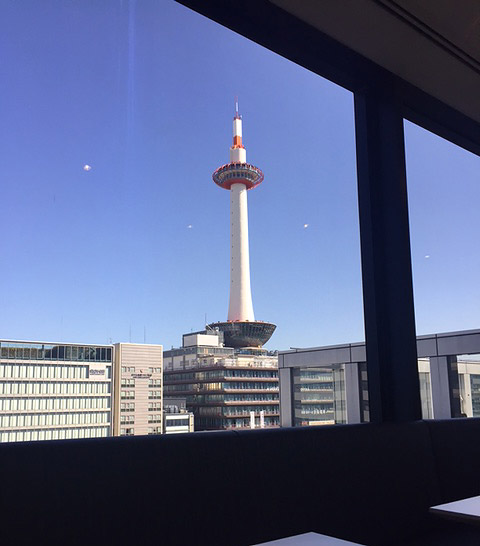 京都駅ビルの東の端にいくと京都タワーが見えます。少しリフレクションしてタワーが２つです。風景風景写真夜景夜景ら部夜景スポット夜景好き夜景好きな人と繋がりたいミラーレスソニー京都駅京都タワーlandscapephotographylandscape