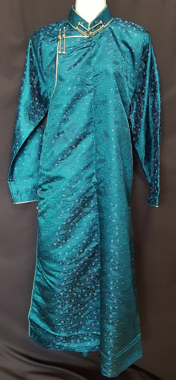 伝統衣装でダンス✨今回の光沢のある美しい民族衣装はモンゴルから！ モンゴルでは「デール」と呼ばれる民族衣装が広く伝わり、その中でもこちらの衣装は舞踊のためのものだそうです。明るい色の服に負けず存在感を放っているのが帽子。とくにモンゴリアン・ハットは