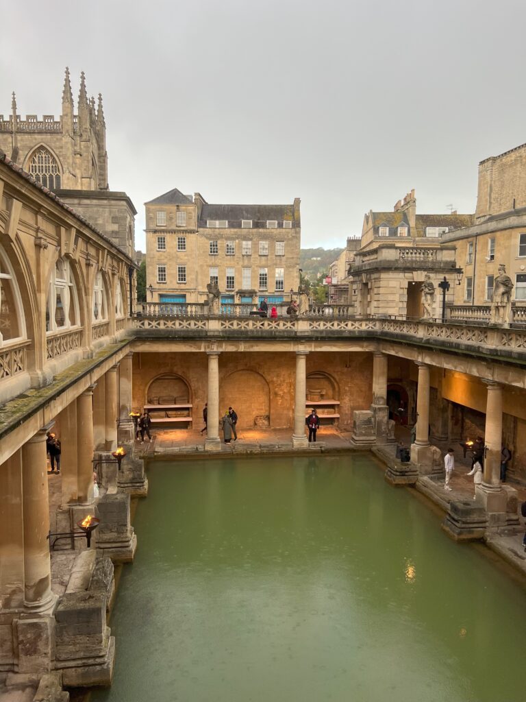 バース大聖堂とローマン・バス イギリス バース市街187835887