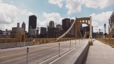 ロベルト クレメンテ橋とダウンタウン ピッツバーグ、ペンシルバニア、米国の高層ビルの写真素材・画像素材