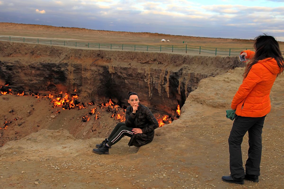 ククク・ついに地獄の門が開かれたようだな・ トルクメニスタン1そろ旅