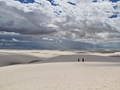 ブラジル世界遺産間近のレンソイスで砂漠の湖に飛び込んだ井澤梓