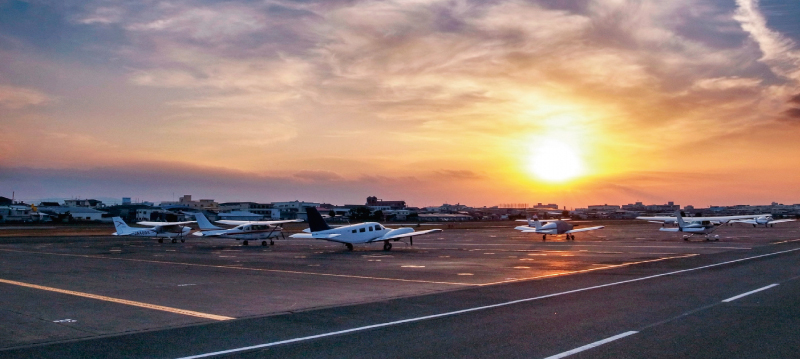 大阪第3の民間空港「八尾空港」って？ 伊丹・関空より好アクセス？でも空港内はフツーじゃない！乗りものニュース