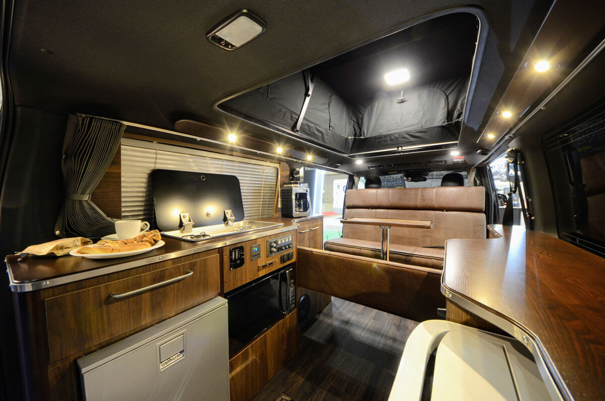 内装紹介 内装空っぽから自作でキャンピングカーに、、 グランドハイエース特装