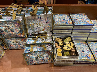 これからディズニー行く人必見！ ロッカー使わずにガシガシ荷物が入るバッグ紹介します！持ち物・カチューシャ×2 ・キャラクターチャーム・ハンディファン ・モバイルバッテリー