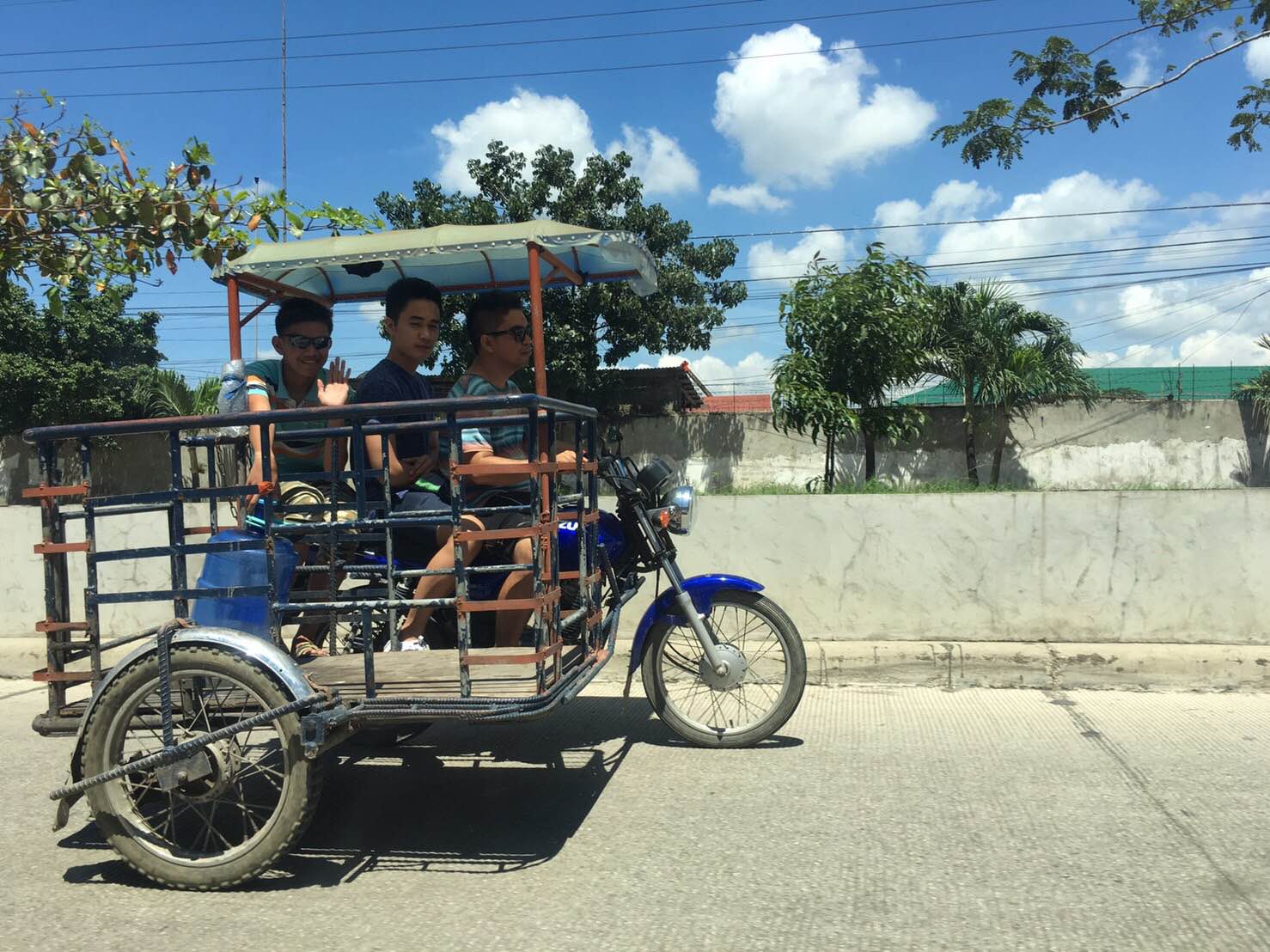 5 大人の乗客と乗客席のフィリピンバジャイスタイルのトゥクトゥク三輪車 1000W 屋根付き電動タクシートライシクル