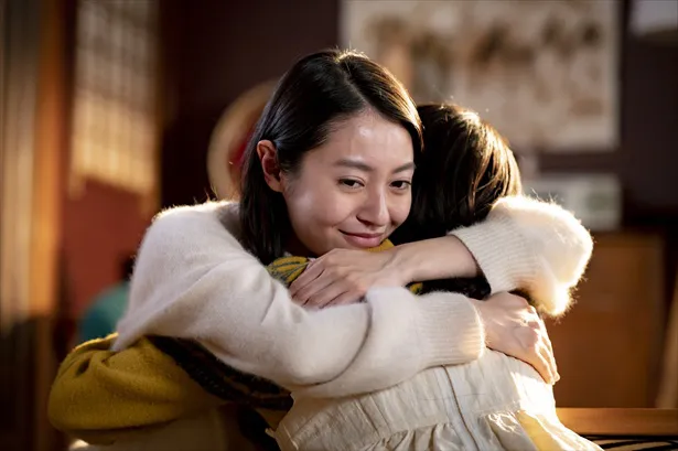 公園の緑の芝生の上で手をつないで輪になって踊る子供たちのグループ」の動画素材 ロイヤリティフリー 1094327547Shutterstock