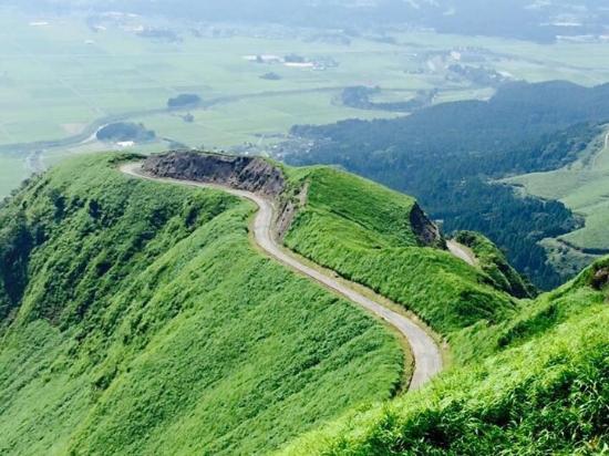 阿蘇を渡るミルクロードを走ると、何にもないところに、車が停まっている。 そこは、ラピュタの道への入り口です。 現在車両通行止めにはなっているが、歩いて五分程で絶景が見える場所までつながる人道が- 阿蘇市、天空の道の写真 -