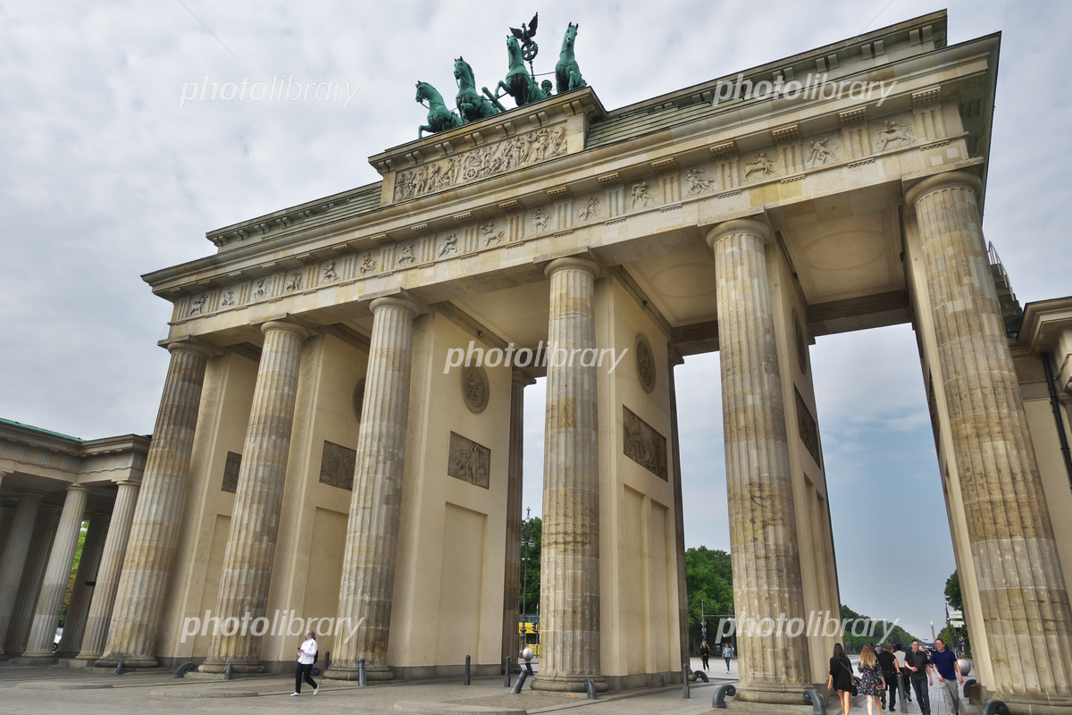 ドイツ統一の象徴 ベルリン・ブランデンブルク門：過去、現在、未来を繋ぐ架け橋の写真・画像素材-Snapmart スナップマート