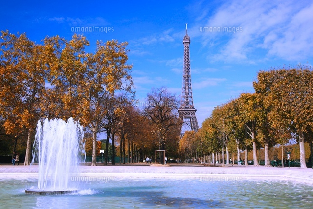 エッフェル塔のまわりでのピクニック シャン・ド・マルス公園とトロカデロ庭園