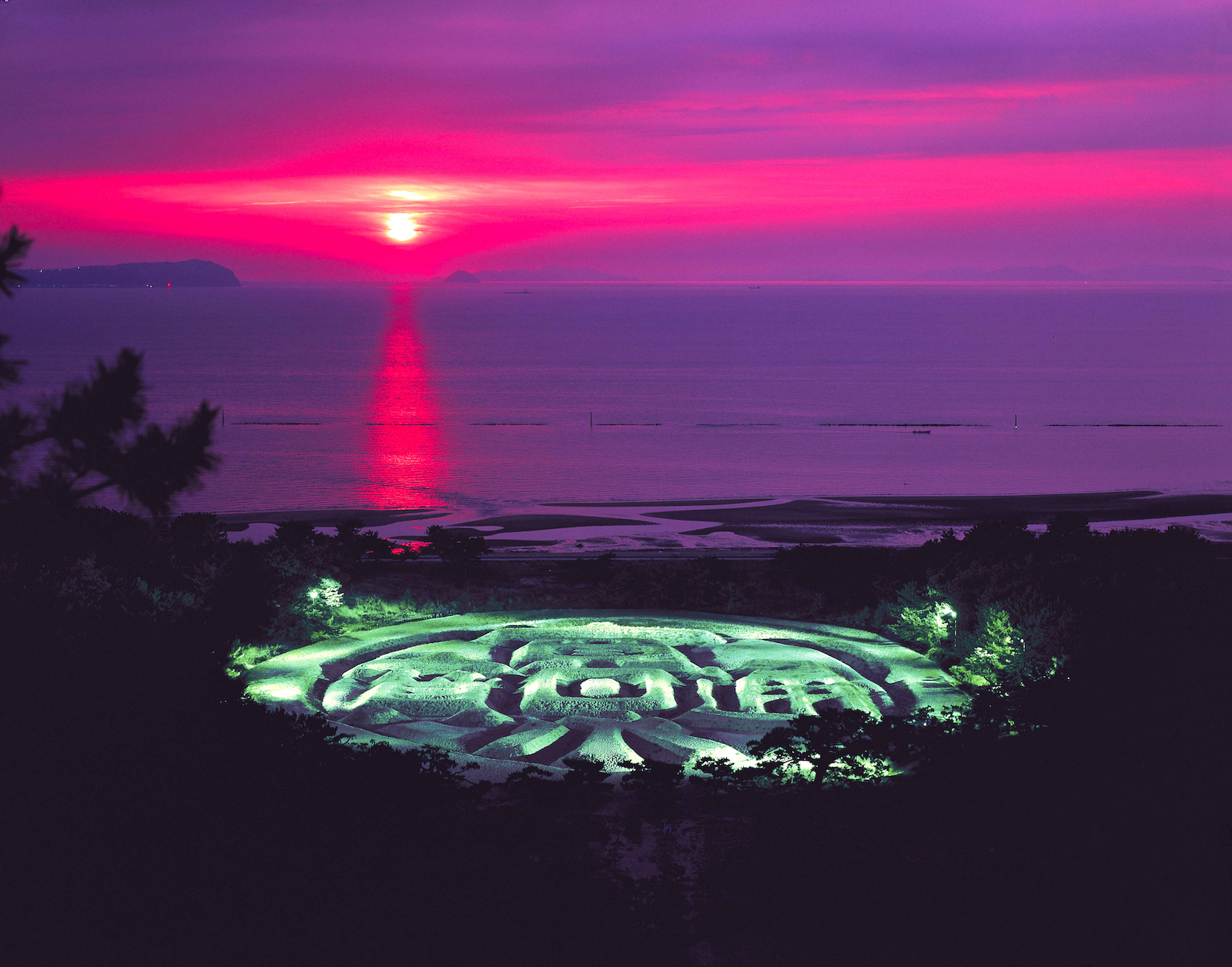 一度見たら一生お金に困らない？銭形砂絵「寛永通宝」を見に琴弾公園へ