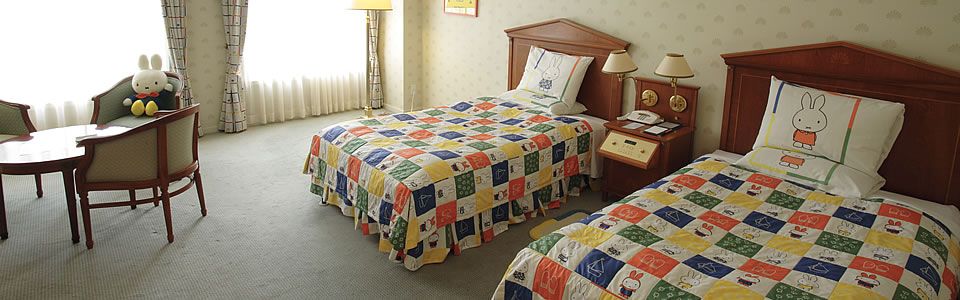 ハウステンボスではホテルアムステルダムのミッフィールームに宿泊💕, ・, ミッフィーだらけの超可愛いお部屋🤗, ・,オリジナルブックレットのルームキーや、巾着に入ったミニタオルやシュシュなどのアメニティも持ち帰りOK✨, ・,