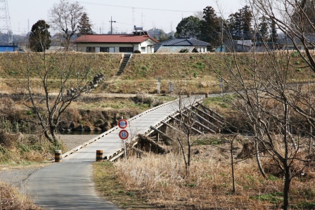 島田橋 〜埼玉県〜 島田橋は、埼玉県坂戸市島田と東松山市宮鼻の間の越辺川に架かる、冠水橋、または潜水橋です。明治時代初期頃まではこの場所に橋 は架けられず、島田の渡しといわれた渡し船による連絡でしたが明治初期頃に木製の橋が架けられて川両岸間の連絡が容易に