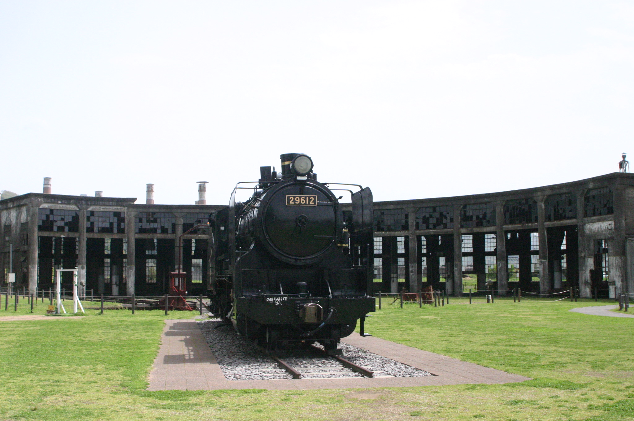 新海誠監督のすずめの戸締り のロケ地と言われているのが玖珠町の旧豊後森機関庫。ほら、後ろに描かれてる！ 機関庫は、中津市と玖珠町を繋ぐストーリー日本遺産「やばけい遊覧」の構成文化財です。聖地巡礼とあわせて紅葉真っ盛りの耶馬渓を堪能してくださいね✨✨