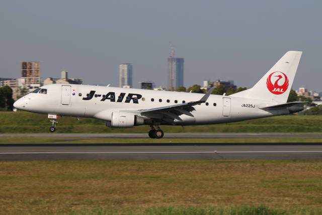 飛行機内でスマホ スマートフォン の利用は可能！飛行機でのスマホ利用の注意点エアトリ - トラベルコラム