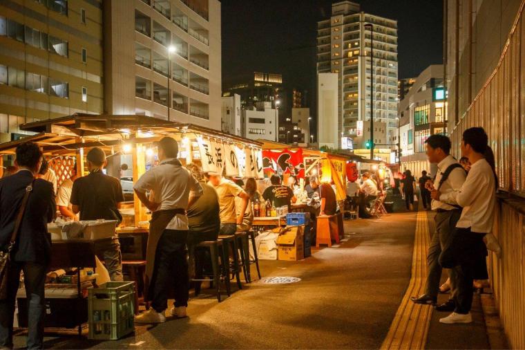 🏮🏮🏮 博多・中洲屋台街 全盛期の1965年頃には400軒以上もあったそうですが、 今は100件軒ほどらしい。 中洲で1番たくさん集まっているこちらも平日には10軒ほどでした。