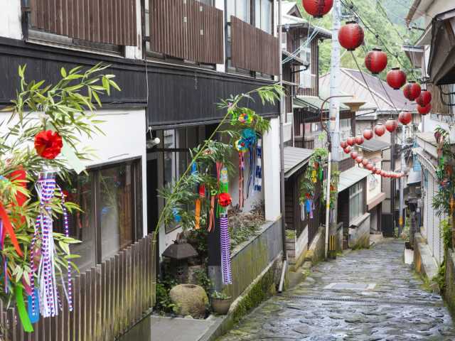 大分・玖珠町で『すずめの戸締り』の聖地を巡る！観光協会が案内する映えスポットデート - 縁結び大学