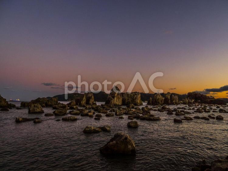 夕日と奇岩の神秘的イメージ_橋杭岩の写真素材98623405- PIXTA