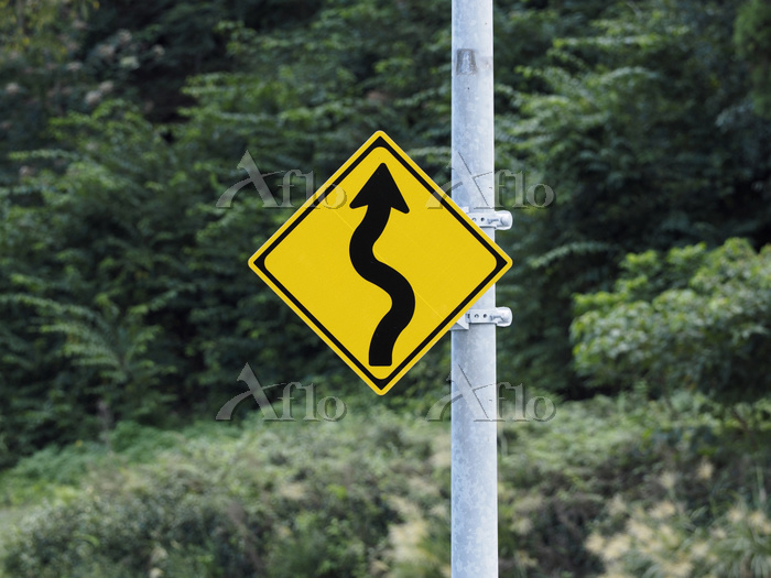 Amazon木製プレート 道路標識 14x14cm 右つづら折りあり標識・サイン文房具・オフィス用品