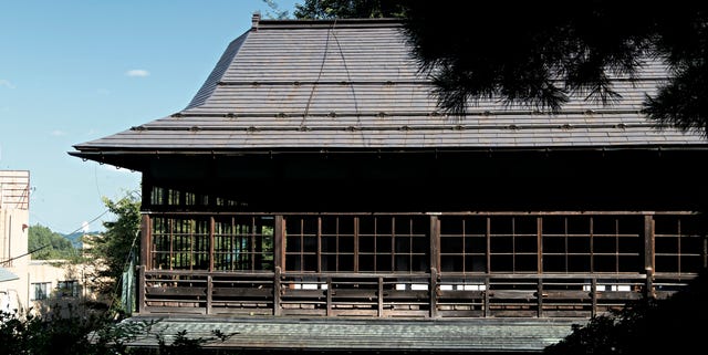 鎌先温泉のバス停でございます🚃𓈒𓂂𓏸 小さな待合所の中には文庫本がぎっしり‼️ 市民バスの待ち時間などにふらっと立ち寄っていただくと興味のある物語に出会えるかも？ 夢中になって時間を忘れないようご注意ください💦