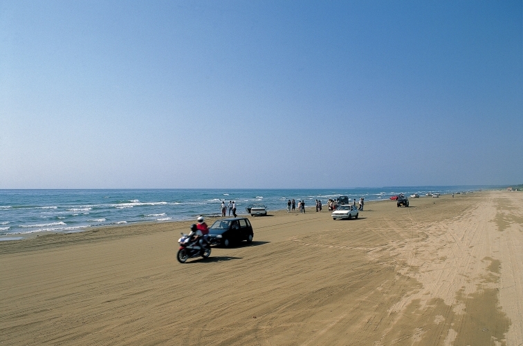 石川県 千里浜なぎさドライブウェイ・車で走れる砂浜の写真素材90328730- PIXTA