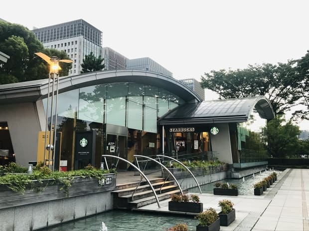 地球環境に配慮したスターバックス Greener Storesの日本1号店「皇居外苑 和田倉噴水公園店」日本の美しい旅景色