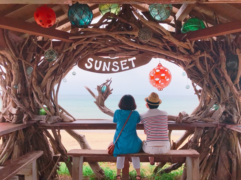 糸島の大人気スポット🏖️ これぞインスタ映え！でお行儀よくみんな並んで撮影待ち📸 青い空に青い海最高でした🙌福岡糸島九州糸島観光糸島ドライブざうおタビノタネ