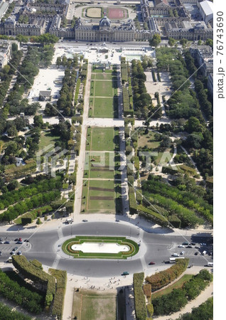 エッフェル塔近くの公園～Champ de Mars