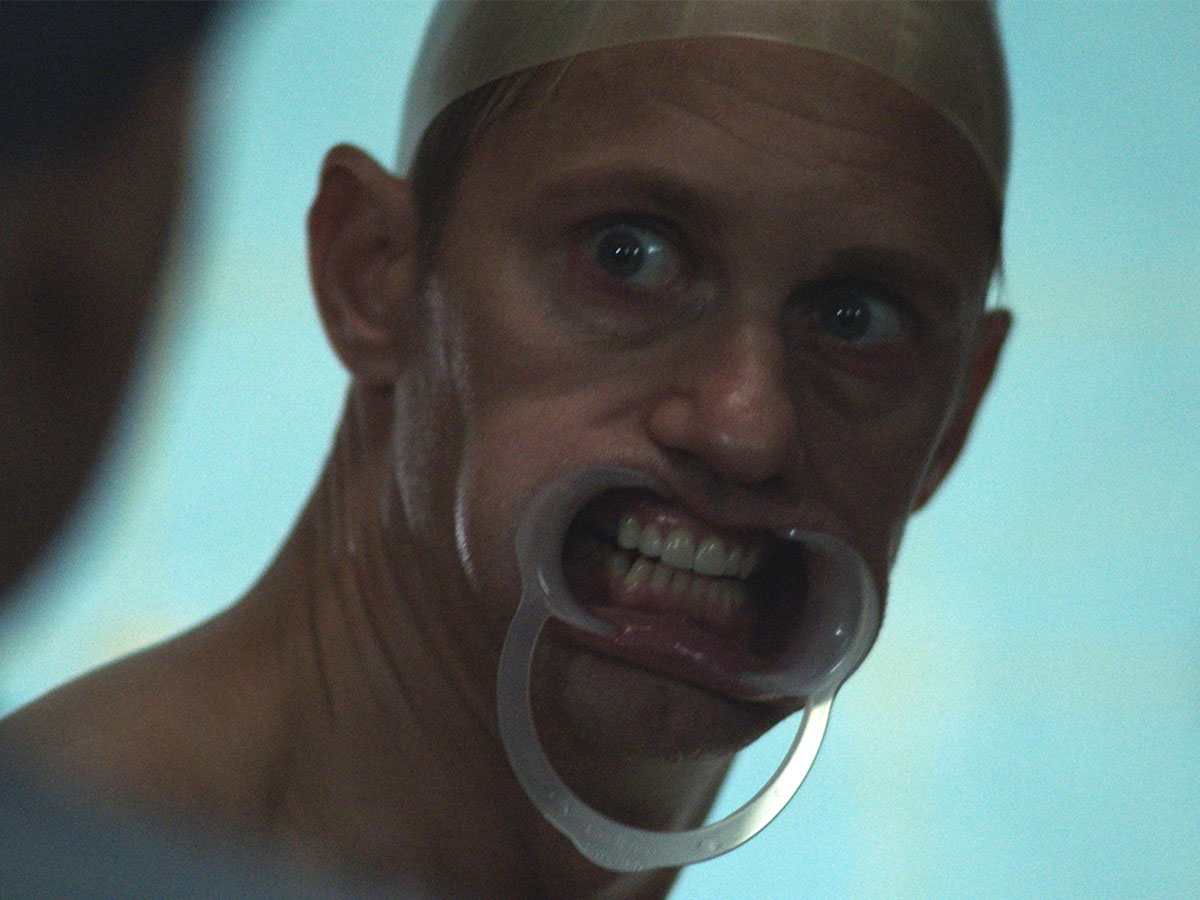 ネタバレ 映画『インフィニティ・プール』ラストの意味は？タイトルの示すものは 。衝撃のリゾート・スリラーを徹底考察FILMAGA フィルマガ