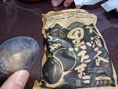 大涌谷くろたまご館 公式 箱根旅行・お土産・富士山黒色のたまごですが、黒たまごにあらず 。こちらは「黒ちゃん玉子」という大涌谷限定販売の商品です。パッケージに書かれている通り、和風醤油味の味付けたまごです。そのまま食べるもよし！ラーメンの