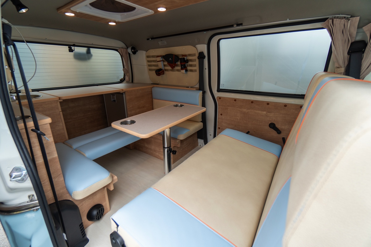 車中泊初心者 車で暮らすカップルのリアルな夜の過ごし方。日本で唯一、砂浜の上を車で爆走。軽バン車中泊で日本一周