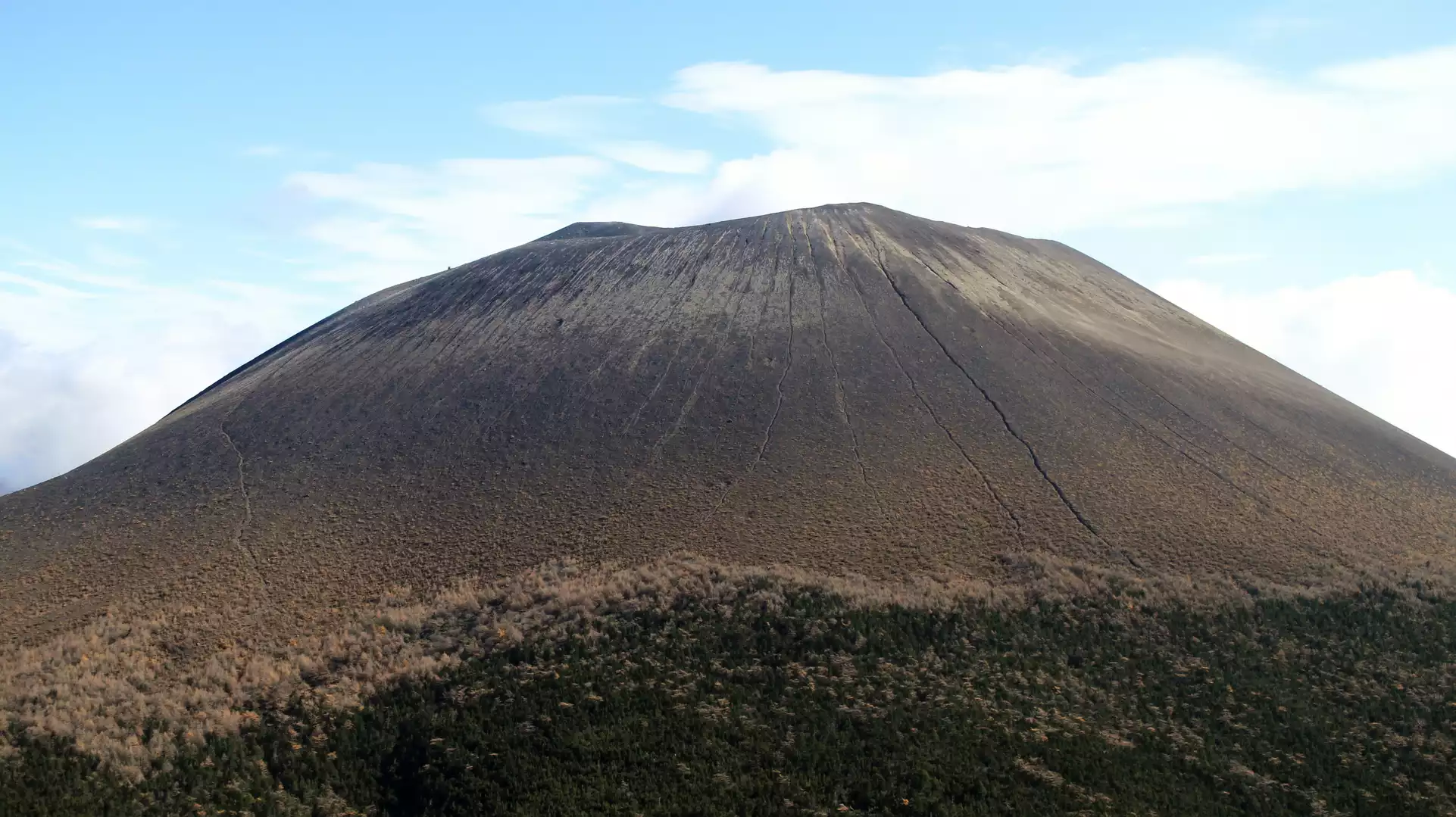 今朝のチェリーパークラインは、全線 積雪路となってます。 気を付けてご来場下さい。ゲレンデは、雲を抜けて晴れています。積雪もありいい感じになってますよ