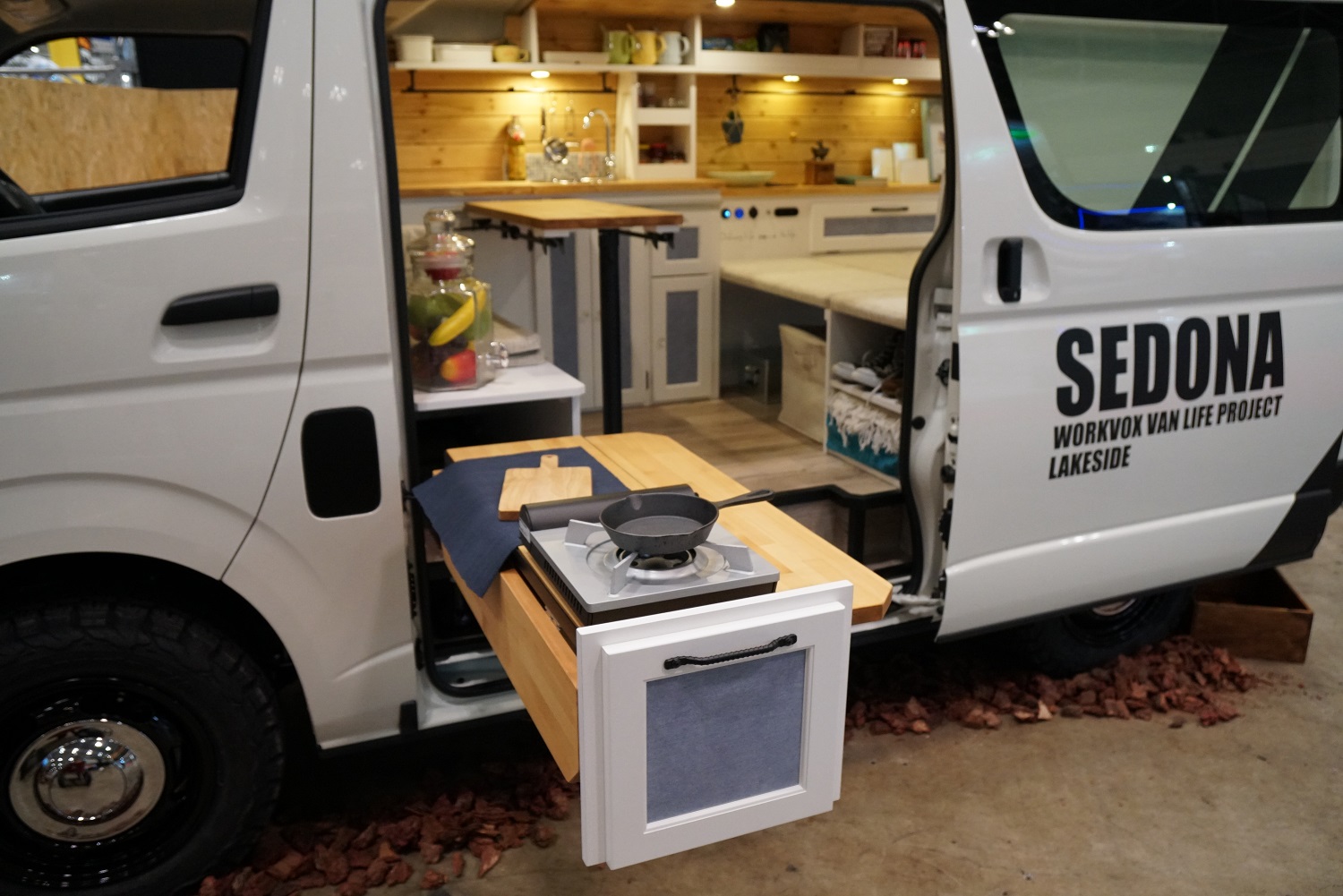 キャンピングカーのインテリア」のアイデア 7 件キャンピングカーのインテリア,