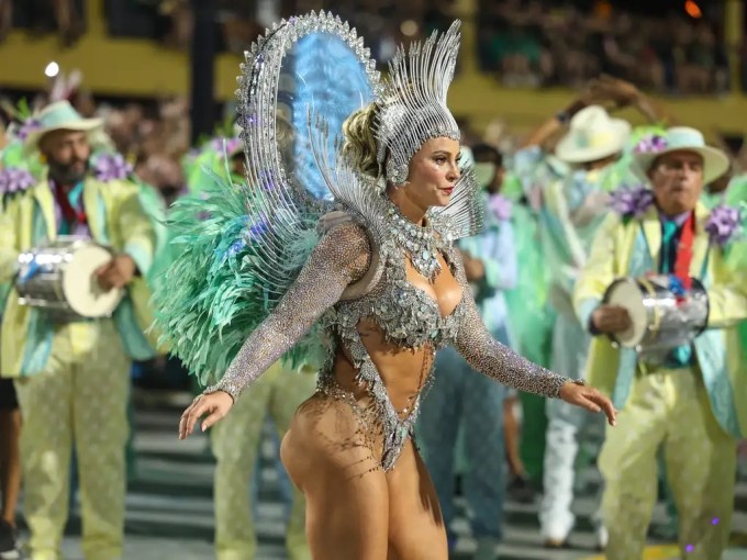 リオのカーニバル 2025年２日夜にブラジ ：リオのカーニバル