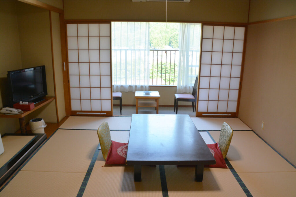 旅館やホテルの和室にある窓際のスペースの意味とは