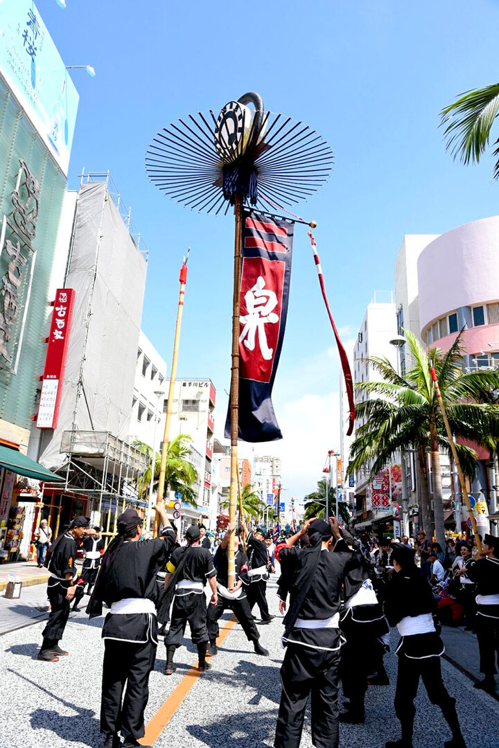 勇壮ガーエーで圧倒 「ユーモーラサー」は子どもの憧れの的 与那原大綱曳＜旗頭の魂＞ - 琉球新報デジタル
