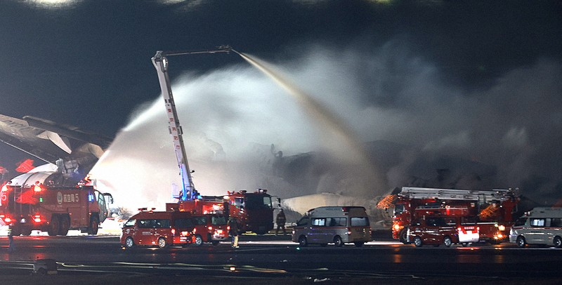 ライブ 羽田空港の滑走路で日本航空機が炎上 海保航空機の乗員6人のうち5人死亡 日航機でも17人けがJAL516 on