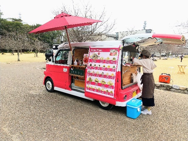 ✨ふらっと大門・丸之内＠お城前公園✨ 本日16日から、「ふらっと大門・丸之内＠お城前公園」が開催されます‼️ 津市丸之内のお城前公園に、キッチンカー🍔や出店ブース☕が集まって、日替わりでおいしいものを提供してくれますよ👋✨ 芝生広場やテーブル・イスなどの