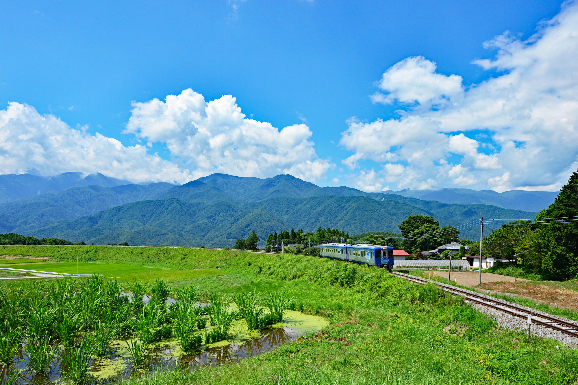 大滝湧水公園」 小淵沢町のパワースポット、一日数ヶ所から22,000トンの湧水。 水と爽やかな空気が心地よく、気の流れが違う気がします。心身を休めにチョット寄って見て下さい。山梨県北杜市小淵沢町大滝湧水公園名水百選小淵沢駅観光案内所北杜市観光協会