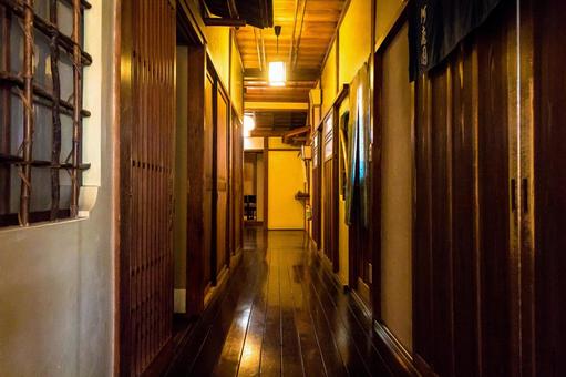 みにくる背景素材温泉街編①_旅館 宿Iris033n2_夜 - CLIP STUDIO