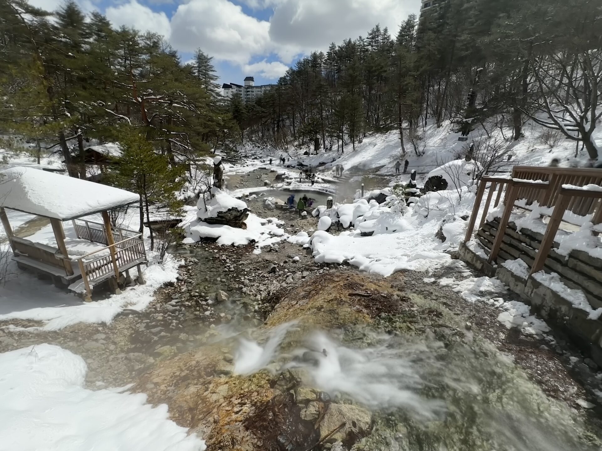 西の河原公園ライトアップの様子 2024年1月14日撮影 –公式 草津温泉 草津スカイランドホテル