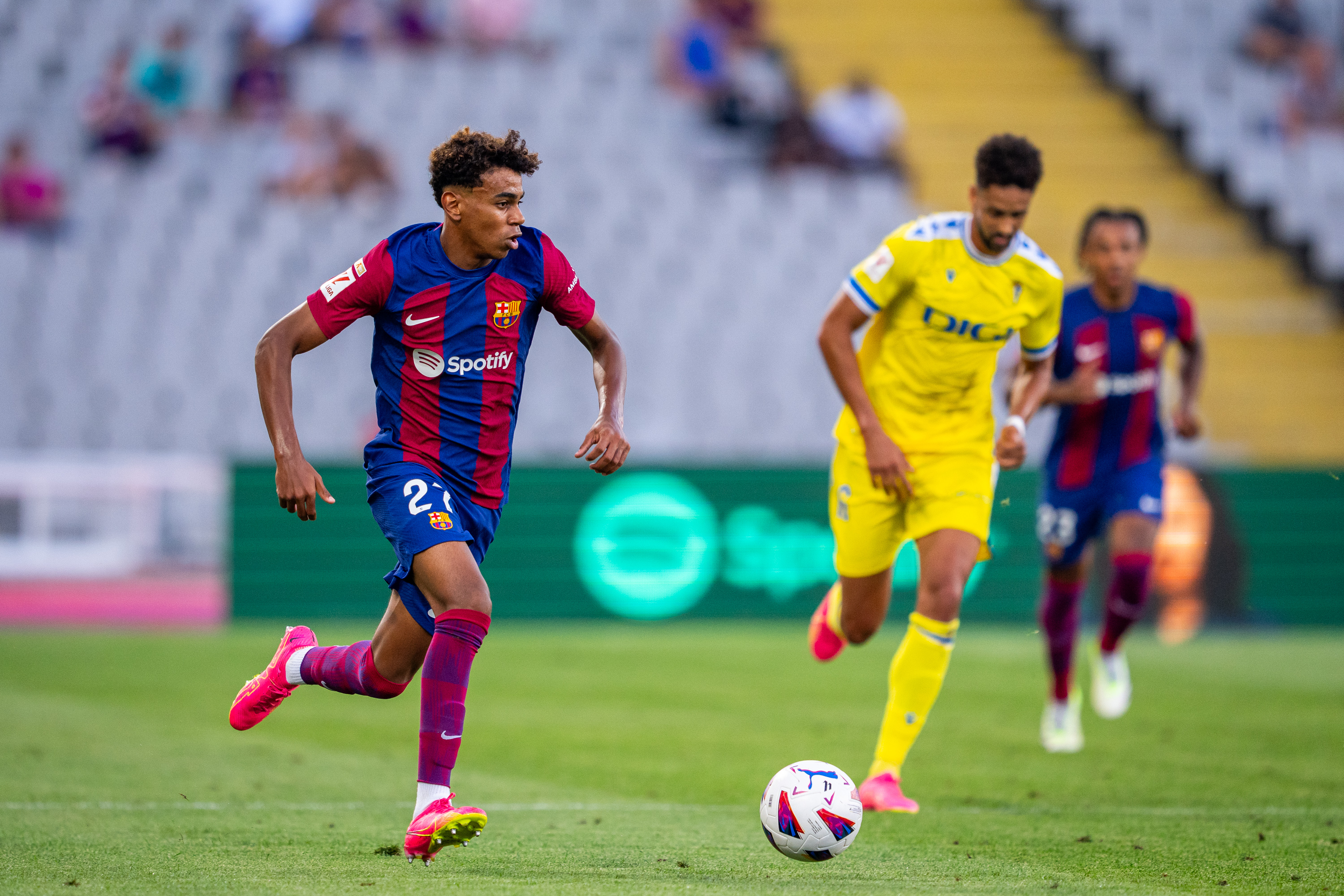 神の子”メッシに迫る！ バルサの神童・ヤマル、驚異的スタッツにファン驚愕「バルセロナの全記録を更新できる」 - CAGE