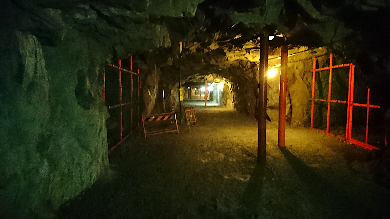 松代象山地下壕を訪問した。HERMITCRAB